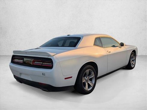 Used 2022 Dodge Challenger SXT image 5