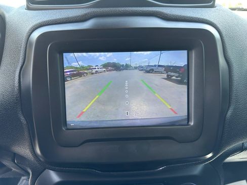 Used 2018 Jeep Renegade Latitude FWD image 17