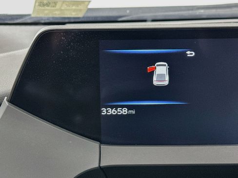 Used 2025 Toyota Prius LE FWD image 18
