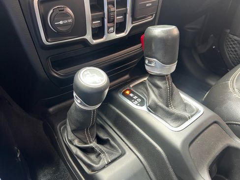 Used 2020 Jeep Gladiator Overland AWD/4WD image 25