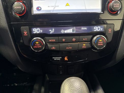 Used 2015 Nissan Rogue SV w/ SV Premium Package FWD image 18