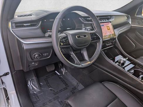 Used 2025 Jeep Grand Cherokee Overland w/ Luxury Tech Group IV AWD/4WD image 10
