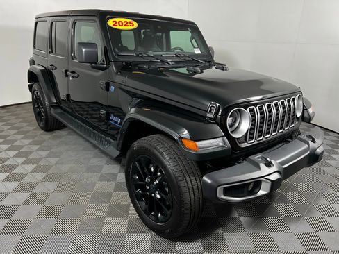 Used 2025 Jeep Wrangler Unlimited Sahara image 3