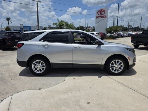 Used 2022 Chevrolet Equinox LS FWD image 6