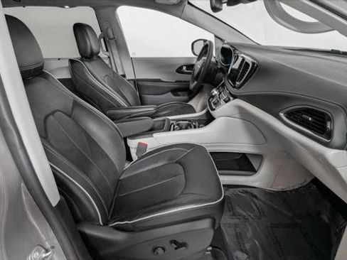 Used 2023 Chrysler Pacifica Limited FWD image 24