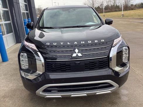 Used 2023 Mitsubishi Outlander SE image 3