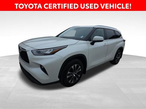 Certified 2020 Toyota Highlander XLE AWD/4WD image 1