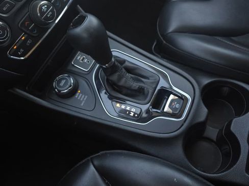 Used 2020 Jeep Cherokee Latitude Plus image 25