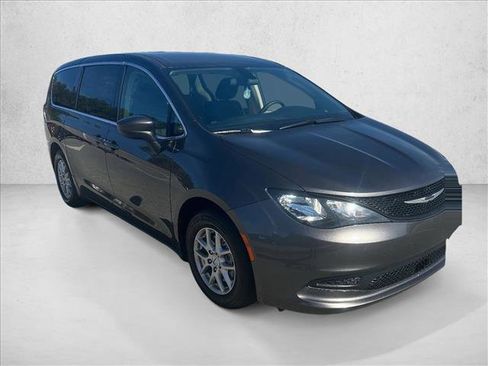 Used 2022 Chrysler Voyager LX image 3
