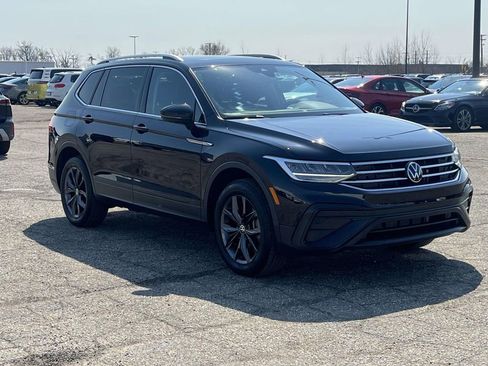 Used 2023 Volkswagen Tiguan SE w/ Panoramic Sunroof Package image 7
