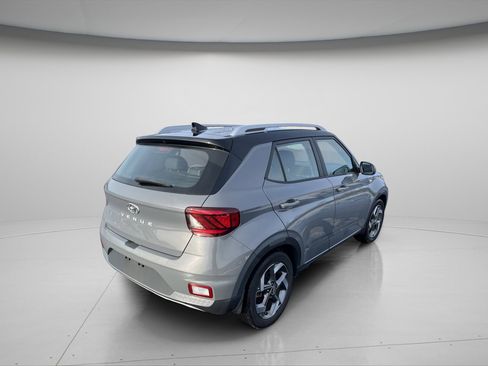 Used 2022 Hyundai Venue Limited image 7
