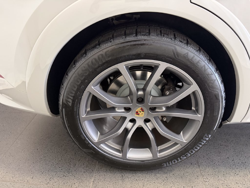 Certified 2024 Porsche Cayenne Coupe AWD/4WD image 12