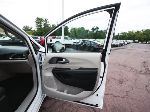 Used 2024 Chrysler Pacifica Limited FWD image 13