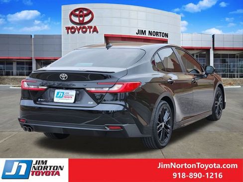Used 2025 Toyota Camry SE image 5