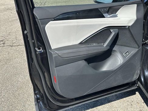 Certified 2025 Volkswagen Tiguan SE image 18