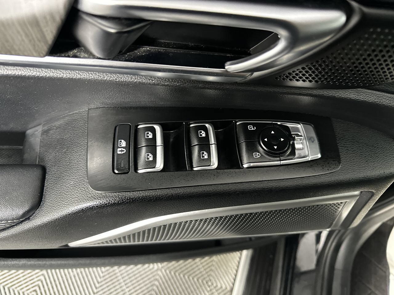 Used 2023 Kia Telluride EX w/ EX Captain's Chair Package FWD image 3