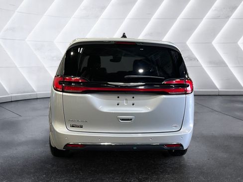 Used 2024 Chrysler Pacifica Touring-L FWD image 5