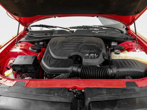 Used 2018 Dodge Challenger SXT RWD image 40