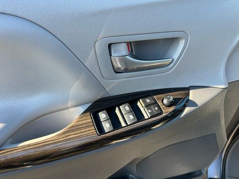 Used 2018 Toyota Sienna XLE image 16