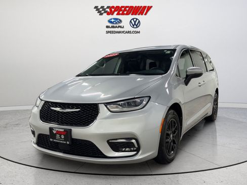 Used 2023 Chrysler Pacifica Touring-L FWD image 12