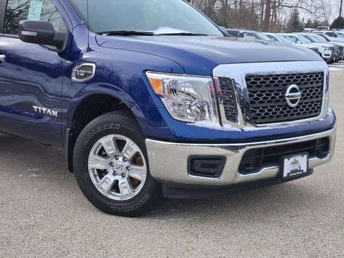 Used 2017 Nissan Titan SV image 3