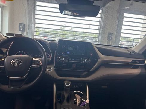 Used 2024 Toyota Highlander XLE AWD/4WD image 35