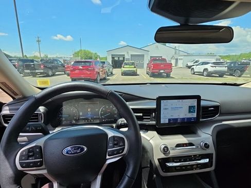 Used 2023 Ford Explorer XLT w/ Equipment Group 202A AWD/4WD image 2