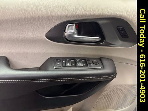 Used 2024 Chrysler Pacifica Touring-L image 25