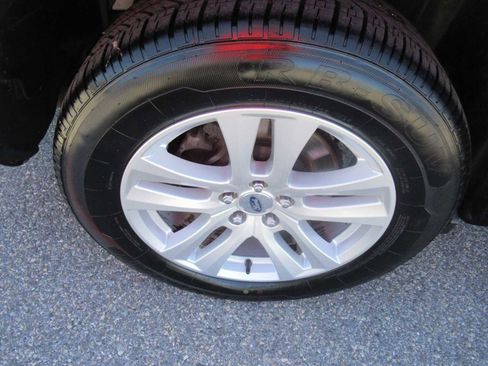 Used 2018 Ford Explorer XLT AWD/4WD image 9