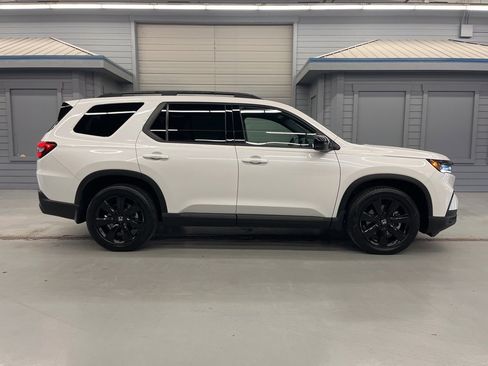 Used 2025 Honda Pilot Black Edition image 8