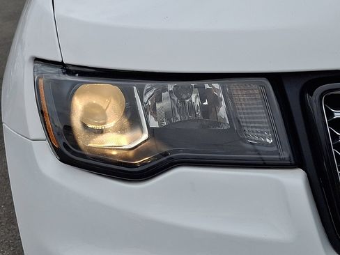 Used 2020 Jeep Grand Cherokee Altitude image 9