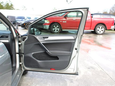 Used 2015 Volkswagen Golf TDI S image 26