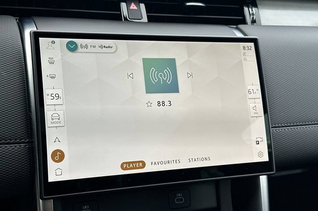 Certified 2025 Land Rover Discovery Sport Dynamic SE AWD/4WD image 17