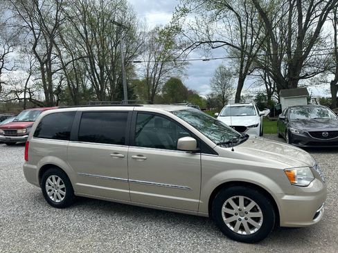 Used 2013 Chrysler Town & Country Touring image 4