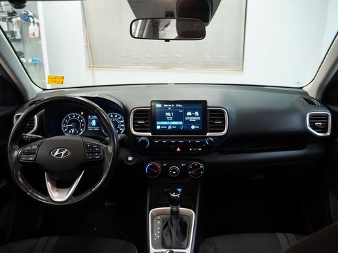 Used 2021 Hyundai Venue image 18