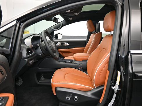 New 2026 Chrysler Pacifica Pinnacle image 12