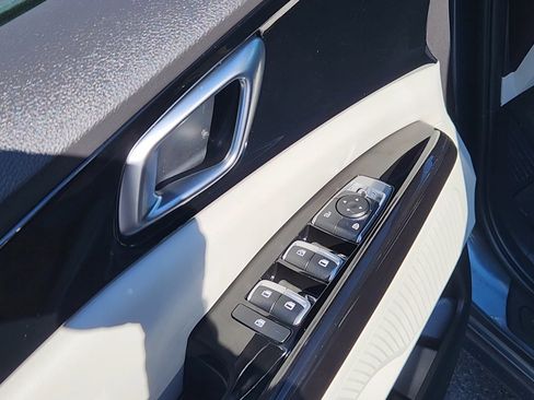 Used 2024 Kia Carnival EX image 7