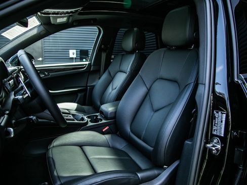 Certified 2026 Porsche Macan AWD/4WD image 5