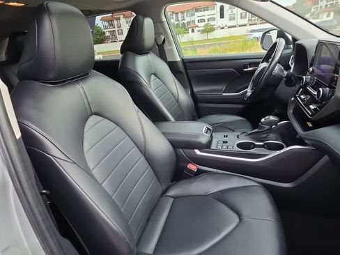 Used 2023 Toyota Highlander XLE FWD image 18