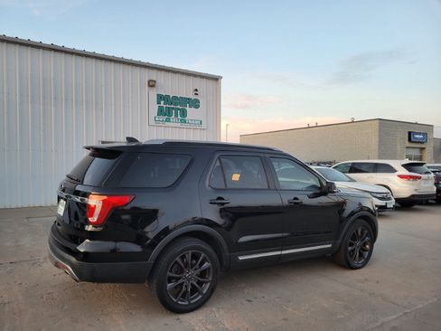 Used 2017 Ford Explorer XLT w/ Equipment Group 202A FWD image 8