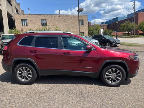Used 2019 Jeep Cherokee Latitude Plus w/ Cold Weather Group AWD/4WD image 6