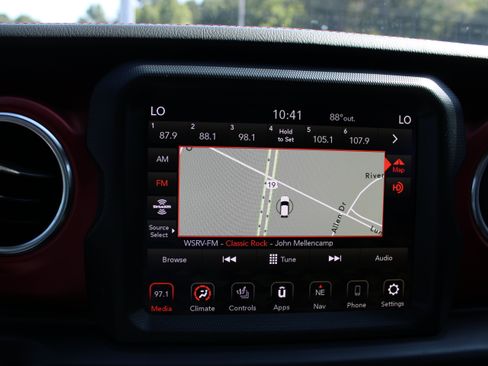 Used 2022 Jeep Gladiator Rubicon w/ LED Lighting Group AWD/4WD image 17
