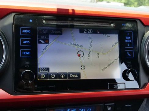 Used 2017 Toyota Tacoma TRD Sport w/ Premium & Technology Package AWD/4WD image 15