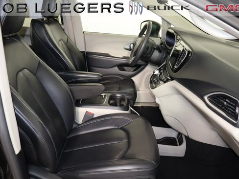 Used 2023 Chrysler Pacifica Touring-L FWD image 16