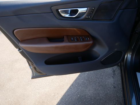 Used 2019 Volvo XC60 T5 Momentum w/ Multimedia Package image 21