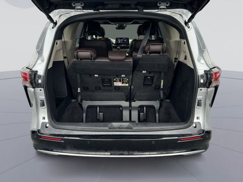 Used 2023 Toyota Sienna Platinum image 27