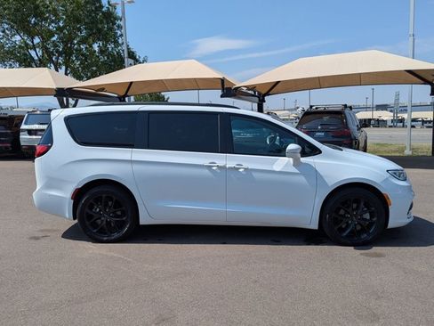 Used 2022 Chrysler Pacifica Limited w/ S Appearance Package AWD/4WD image 4