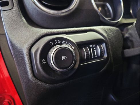Used 2020 Jeep Wrangler Unlimited Sahara w/ Dual Top Group AWD/4WD image 18