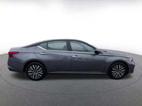Used 2025 Nissan Altima 2.5 SV FWD image 16