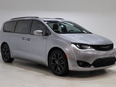 Used 2020 Chrysler Pacifica Select w/ Quick Order Package 27H Red S